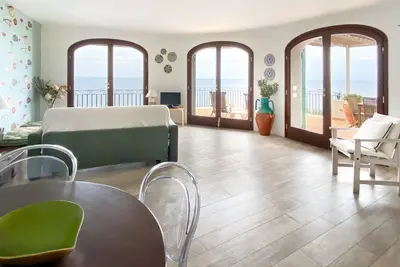 Image de Villa sur la côte offre une vue imprenable sur la mer et une grande tranquillité