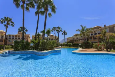 Image de Belle plage à part avec terrasse dans grand Urb avec piscine