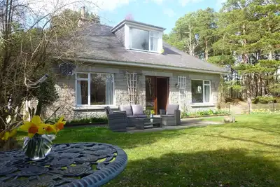 Image de Lodge de luxe pour 8 personnes avec bain Ă remous dans un endroit forestier avec vue sur la montagne