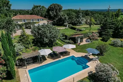 Image de Ferme de luxe avec piscine chauffée et vue imprenable sur la montagne.