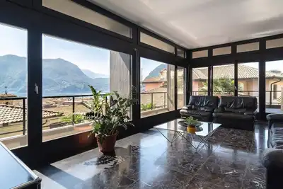 Image de appartement design étonnant avec balcon donnant sur le lac avec garage privé