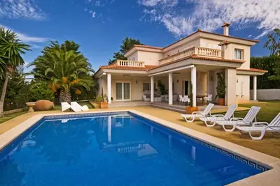 Image de Villa exclusive avec piscine privée, terrasses et vues.