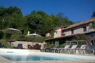 Image de ferme Villa Pesaro Urbino avec piscine d'eau salée. Vendrosella tenue