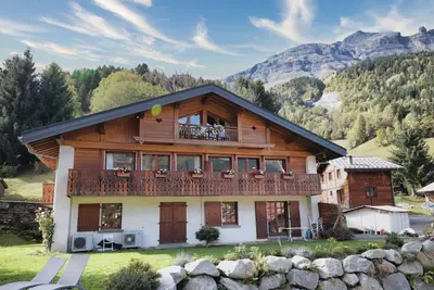 Image de Tranquillité alpine depuis un grand chalet. Jardin ensoleillé avec belles vues.