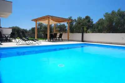 Image de Villa 12 personnes avec piscine et jardin privés. WiFi et Air Con, près de la plage
