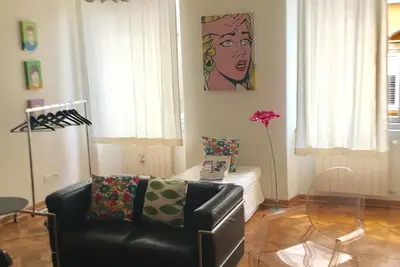 Appartement de luxe dans une zone piétonne. Les cinémas et un coin d'histoire.