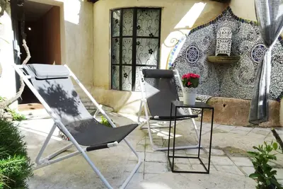 Image de très bel appartement, plein centre  avec jardin privé -