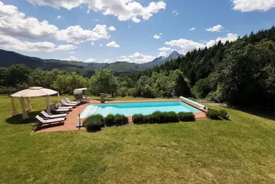 Image de Villa toscane avec grande piscine, fontaine et four à pizza privée