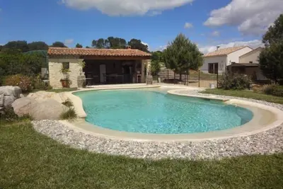 Image de Beau gîte avec piscine chauffée et pool house au milieu des vignes et oliviers