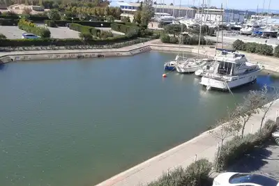 Image de superbe studio à la mer et détente au soleil