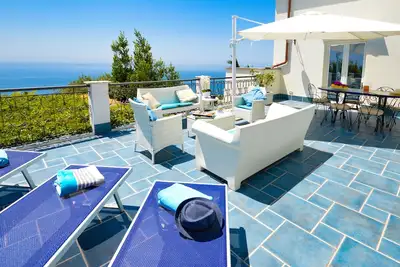 Image de Villa avec terrasse panoramique exclusive à 10 minutes de la plage