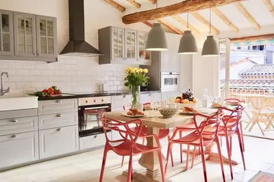 Image de Appartement de charme récemment rénové avec terrasse extérieure dans la vieille ville d'Antibes