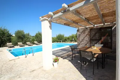 Image de Piscine privée 10mx5m. Détente et tranquille à proximité de la ville avec une vue imprenable