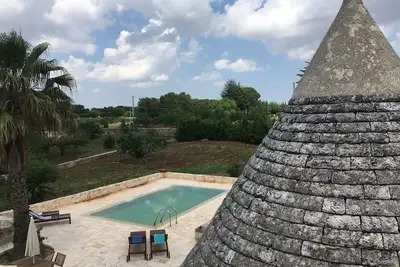 Image de Beau trullo traditionnel avec piscine privée à Martina Franca