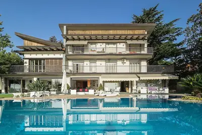 Image de Villa avec piscine et vue, 22 couchages!