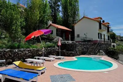 Image de Villa de luxe en bord de mer avec piscine privée, terrasse et vue sur la mer