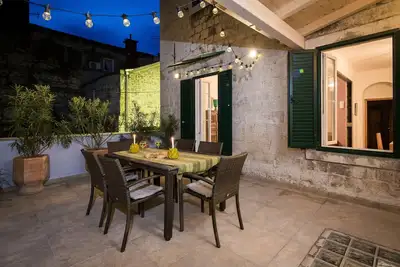 Image de Appartement de luxe au cœur du palais de Dioclétien avec grande terrasse privée.