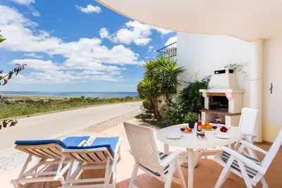 Image de Belle maison de ville surplombant la plage Meia Praia à Lagos - 2 piscines communes