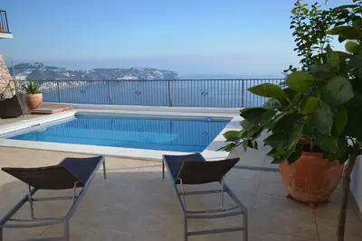 Image de Villa Ă flanc de montagne et vue plongeante sur la mer, un paradis sur terre