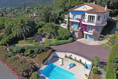 Image de 3 pièces avec piscine; pergola pour 4 personnes, calme et vue très dégagée