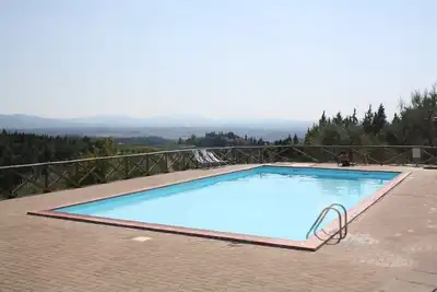 Image de Ancienne ferme rénovée au coeur du Chianti avec piscine et court de tennis.