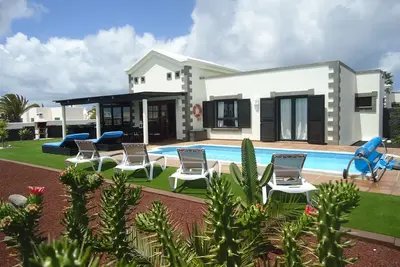Image de Villa individuelle de luxe, piscine privée chauffée, wifi gratuit et Uk / Euro Tv inc Sky