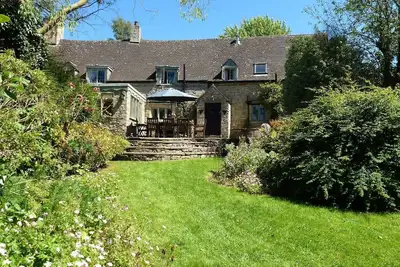 Image de Cottage historique de Cotswolds du 18eme siècle. En toutes saisons