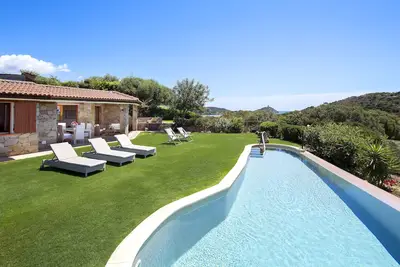 Image de Villa à Chia. Piscine privée à débordement et jardin, à 500m du bord de mer. Grand panorama