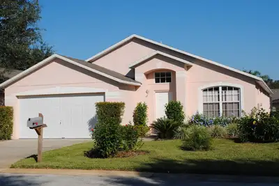 Image de Luxueuse villa, piscine privée, 13 km de Disney et près du golf