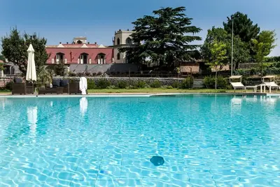 Image de Villa sur un domaine viticole avec piscine et vue