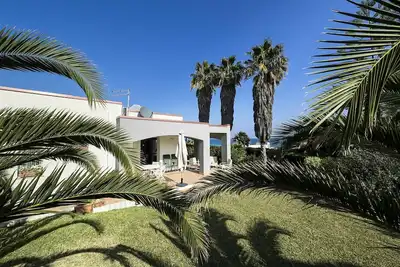 Image de Villa avec beau jardin et accès à plage de sable