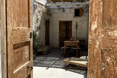 Image de La cour du facteur, toute la maison