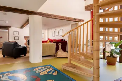 Image de Grange de Weirmarsh. Grande grange aménagée avec grand bain à remous et salle de jeux.