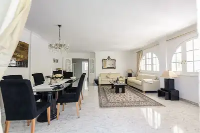 Image de Appartement exclusif de 2 chambres avec piscine, terrasse et jardin. Wifi