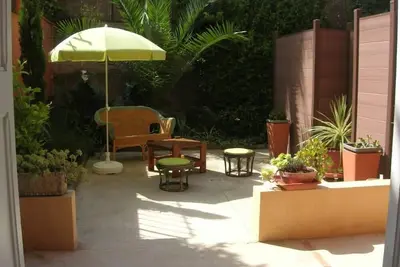Image de Grand T2 de caractère, centre ville avec jardin/patio.