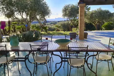 Image de Villa Tramonto avec véranda vue mer entourée de verdure avec A/C et wifi