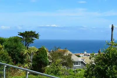 Image de Magnifiquement présenté, appartement de luxe au rez-de-chaussée avec vue sur la mer et parking