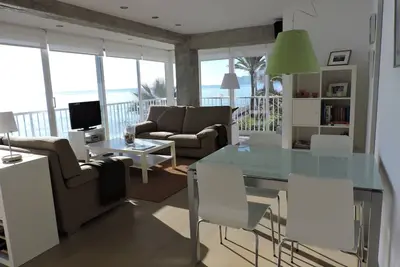 Image de Appartement ensoleillé en 1ère ligne avec vue et accès privé à la plage