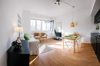 Image de Appartement entièrement rénové et confortable dans le centre-ville.
