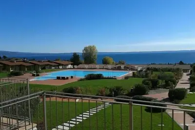 Image de Montecolo Resort appartement de trois pièces avec vue splendide sur le lac, piscine