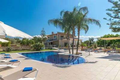 Image de Maison avec piscine, aire de jeux, football, volley, à 5min de la plage