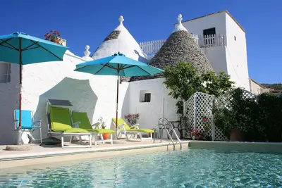 Image de Trullo rénové avec piscine dans emplacement idyllique
