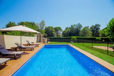 Image de Offre SPÉCIALE - Grand Jardin Environnement Rural Avec Piscine PRIVÉE IDÉALE En Famille