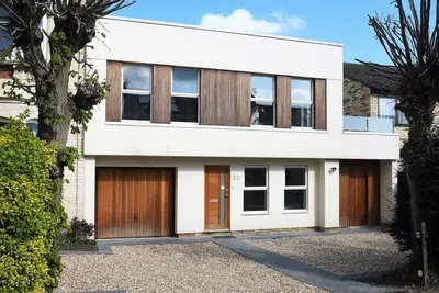 Image de Cambridge: Maison moderne et spacieuse dans un quartier résidentiel à proximité du centre-ville