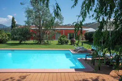 Image de Villa Lumineuse Et RAFFINÉE Avec Piscine IMMERGÉE Dans Le Vert Des Collines De Lucques