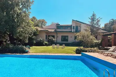 Villa avec piscine privée et jardin meublé, barbecue et coin repas extérieur