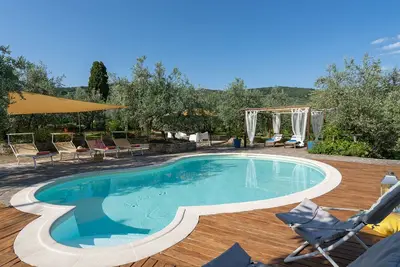 Buca delle Fate 8, Emma Villas