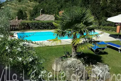 Image de Villa dans une région vallonnée entourée de verdure avec piscine et vue imprenable