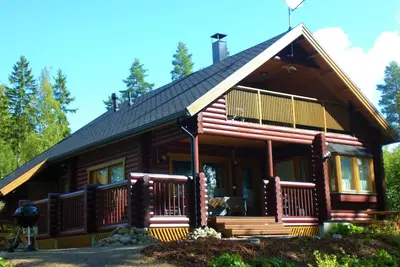 Image de Cozy, nouvelle cabane en rondins 5 étoiles sur le lac. Finlande. L'eau et la forêt