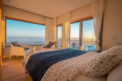 Image de Villa de luxe avec vue imprenable depuis la terrasse sur le toit de la plage t